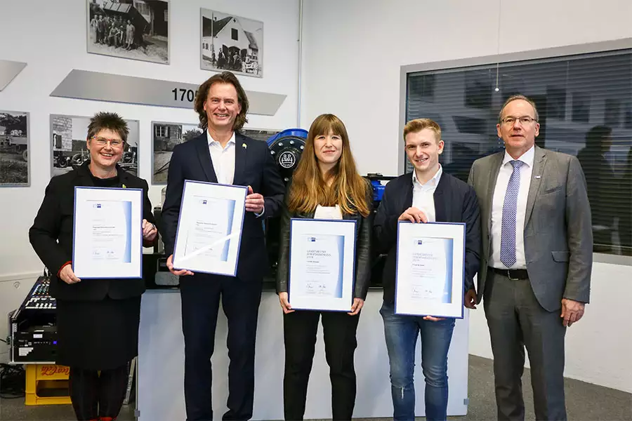 Als Bayerns beste Azubis haben Carolin Kreuzer und Markus Anselment (stellvertretender   Frederik Kiefer ihre Ausbildung bei Rapunzel mit Auszeichnung abgeschlossen. Mit im Bild von links: Heike Kirsten (Abteilungsleiterin Rapunzel Marketing), Alexander Karst (Abteilungsleiter Rapunzel Produktion), Carolin Kreuzer, Frederik Kiefer und Markus Anselment (stellvertretender Hauptgeschäftsführer IHK Schwaben)