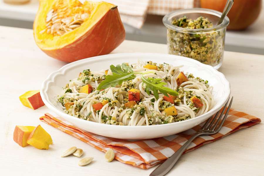 Emmer-Spaghetti mit fruchtigem Rucola-Apfel-Pesto