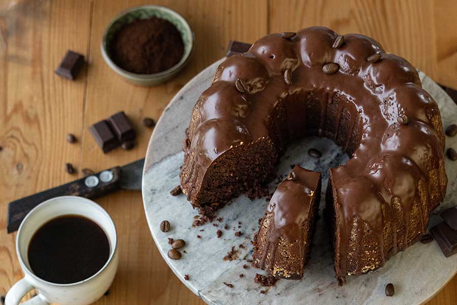 Kaffee-Gugelhupf mit Pflaume