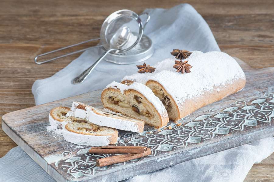 Aprikosen-Mandelstollen