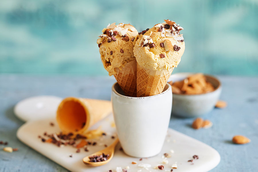 Mango-Kokos-Eis mit weißer Schokolade