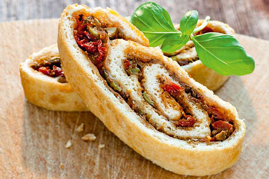 Pesto-Rolle mit Tomaten und Oliven