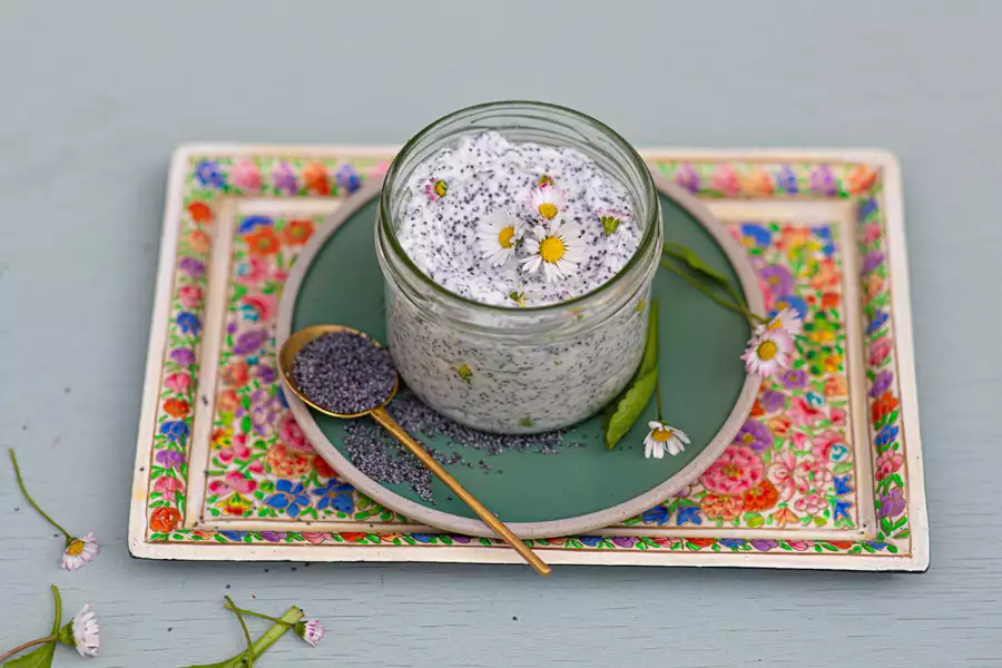 Quark-Mohn-Honig-Gänseblümchen-Peeling