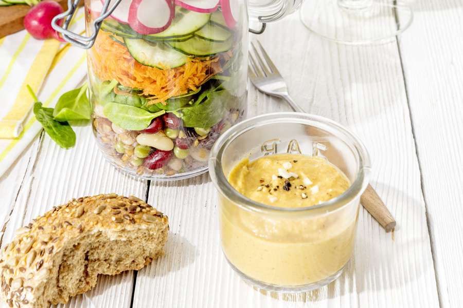 Schüttelsalat mit Hummus-Dressing