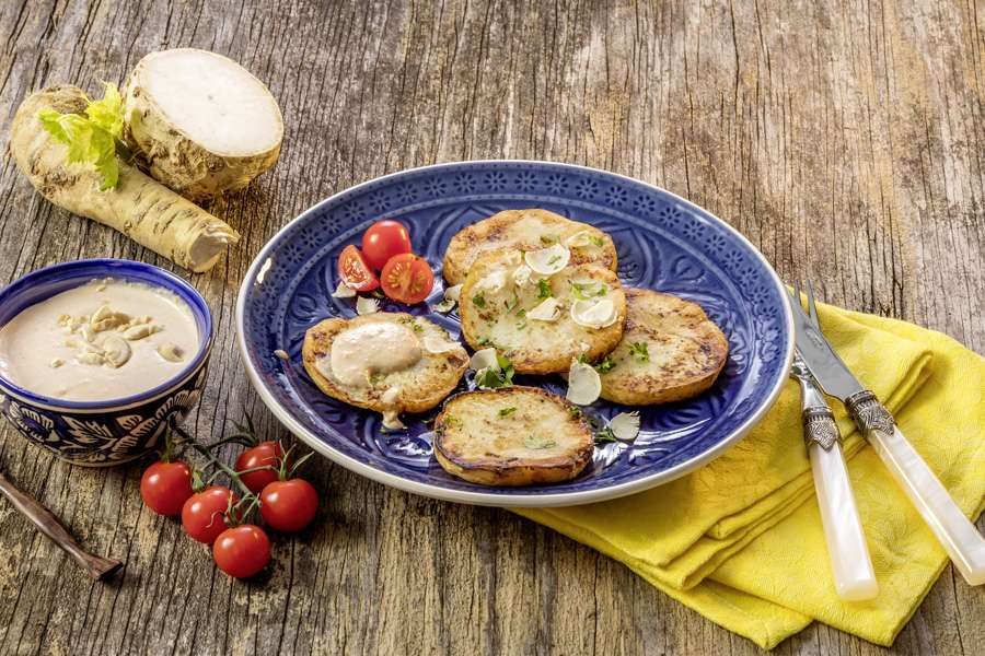 Sellerieschnitzel mit Cashew-Meerrettich-Dip