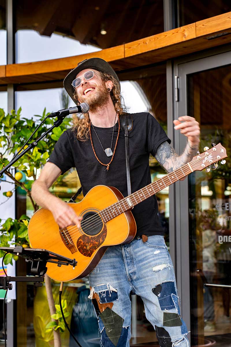 Sänger Adi Hauke rockt das Eine Welt Festival 