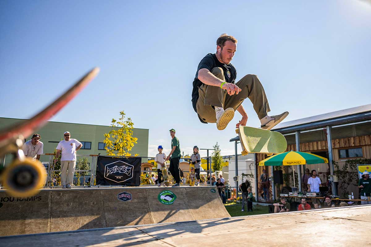 Skater beim Best Trick Miniramp Contest auf dem Festival