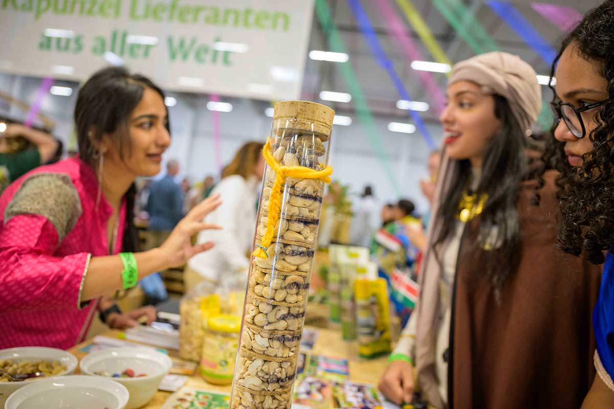 Anuja Prahbhu von Achal/ Indien klärt zu Rapunzel Cashewkernen auf