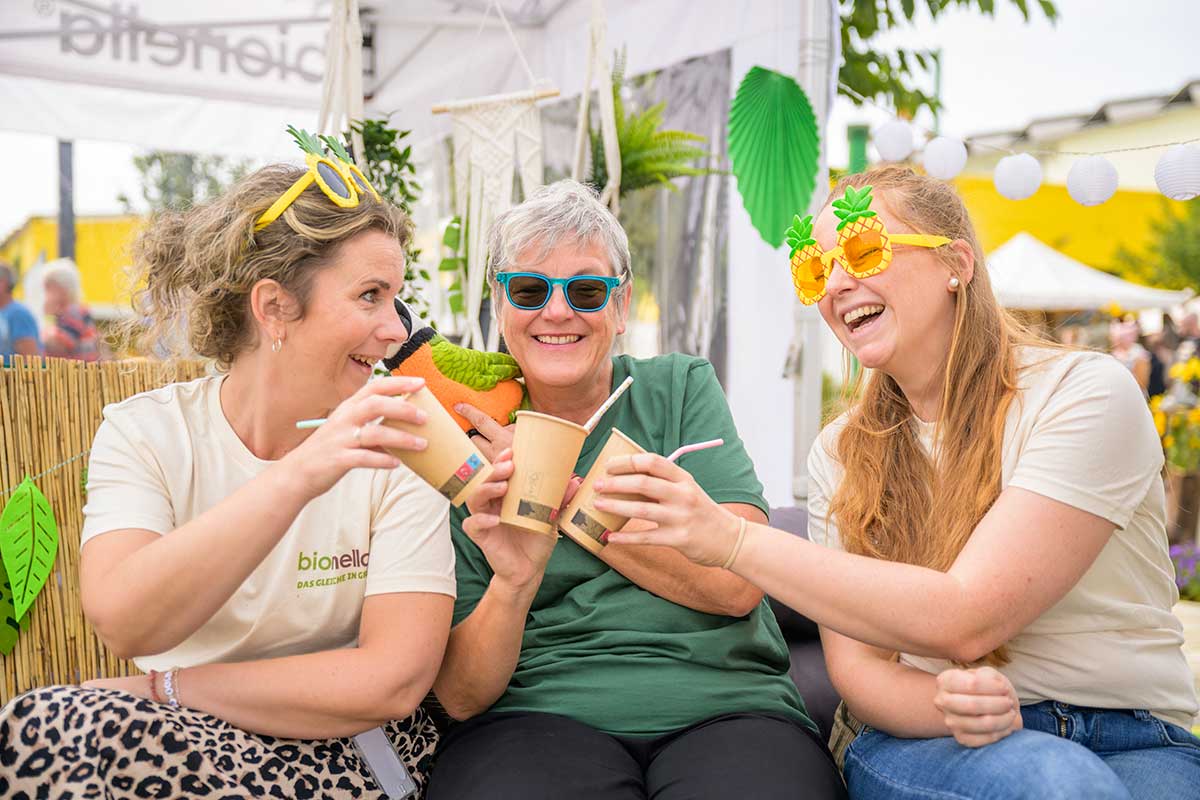 Gute Laune am bionella Stand mit Rapunzel Pressesprecherin Eva Kiene 