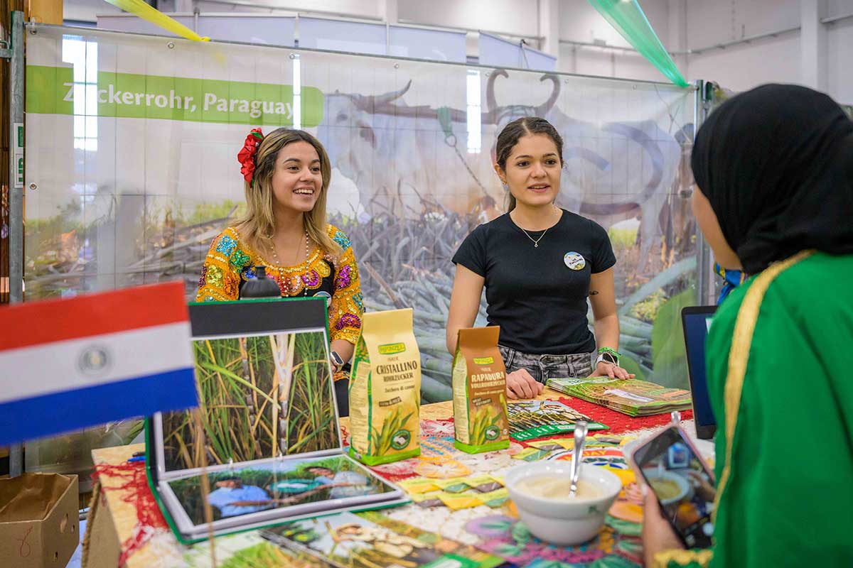 Manduvirá-Rapunzel HAND IN HAND-Lieferant für Bio-Rohrzucker mit eigenem Stand auf dem Eine Welt Festival