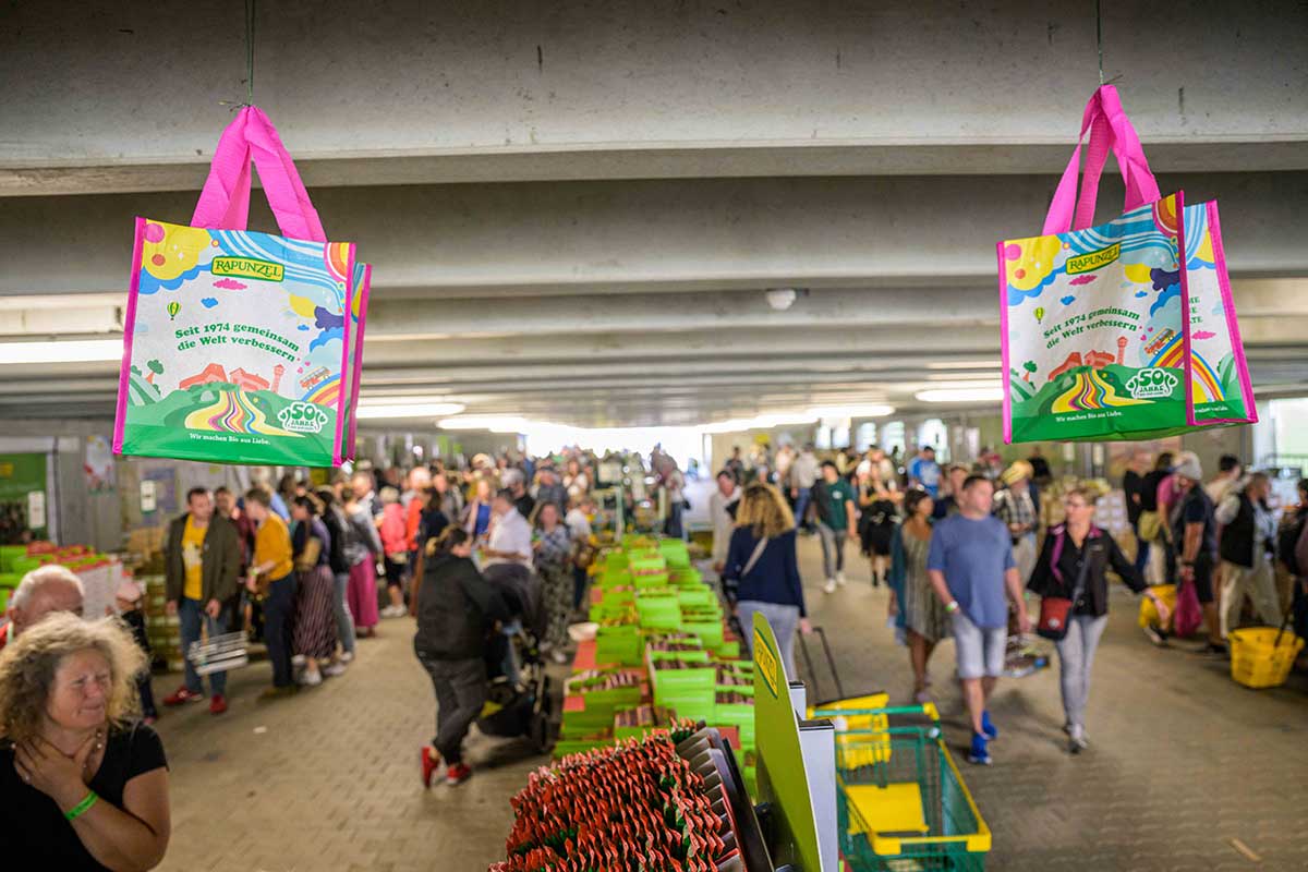 Schnäppchenmarkt beim Rapunzel Eine Welt Festival