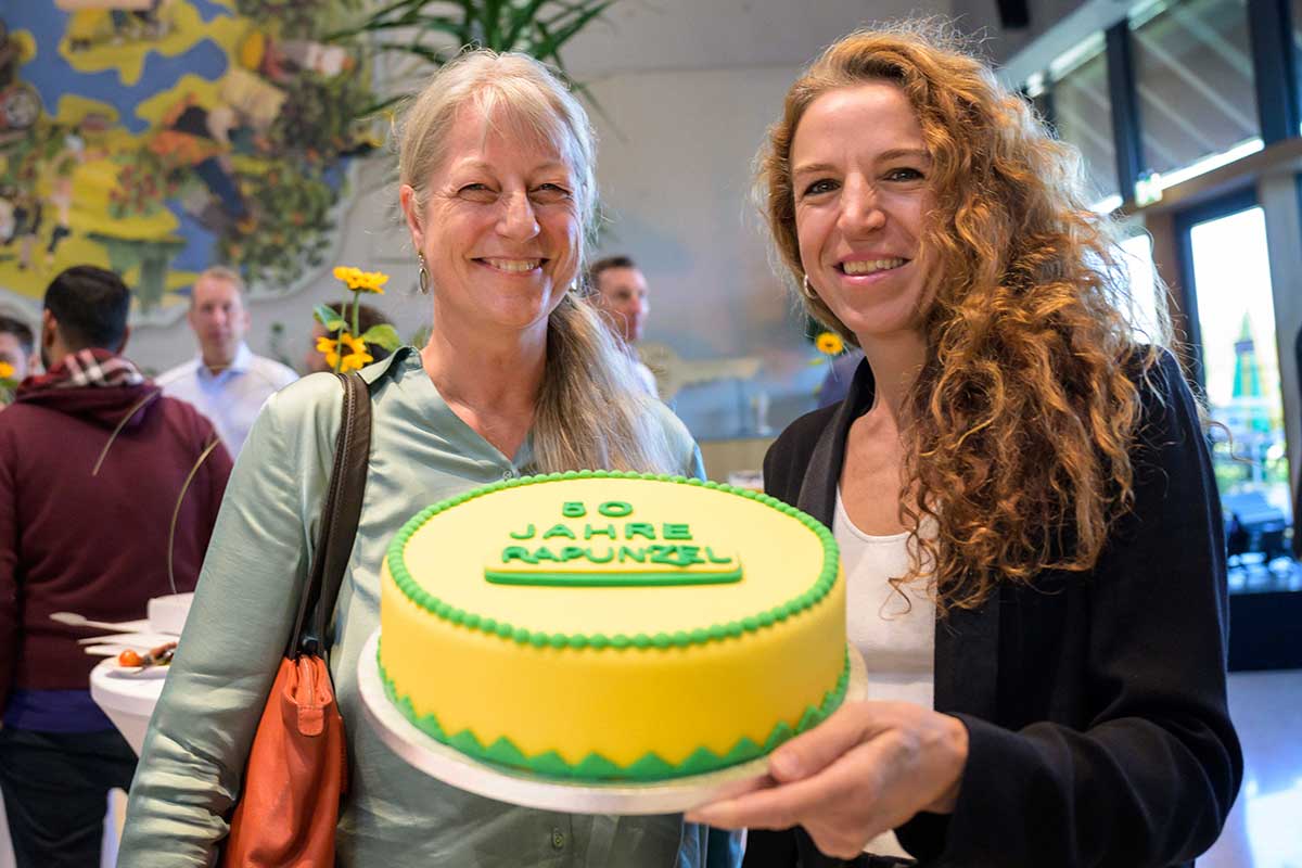 Geschäftsführerin Seraphine Wilhelm mit Rapunzel Torte von Demeter-Geschäftsführerin des LVB Bayern Dr. Ute Haimerl